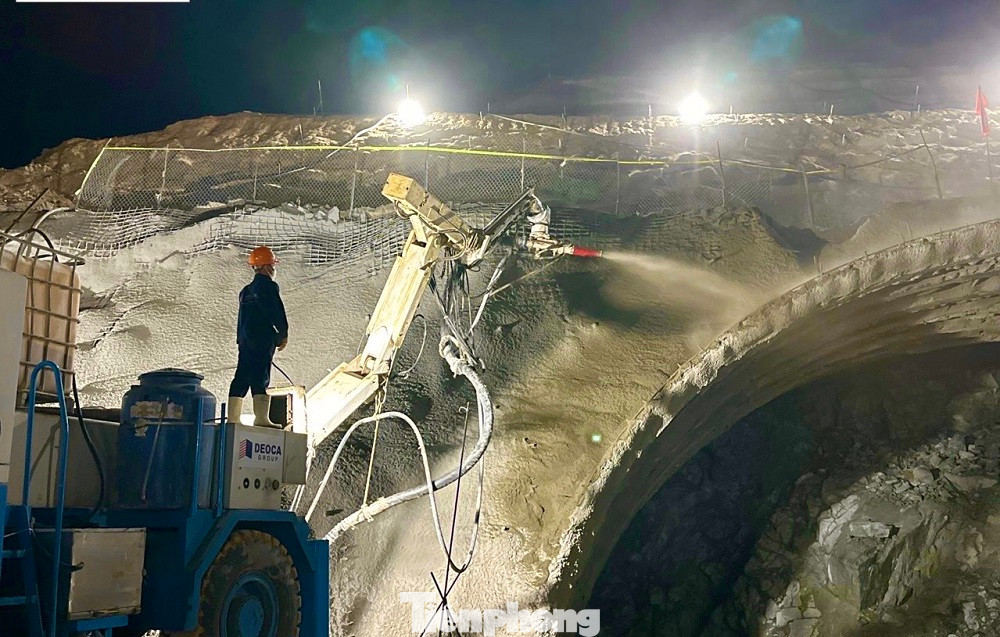 Với đặc thù thời tiết tại miền Trung, nhà thầu đã chủ động kế hoạch thi công, tranh thủ từng ngày, từng giờ, kể cả làm việc xuyên lễ khi thời tiết thuận lợi để đảm bảo tiến độ, đề phòng mùa mưa bão đang tới gần.