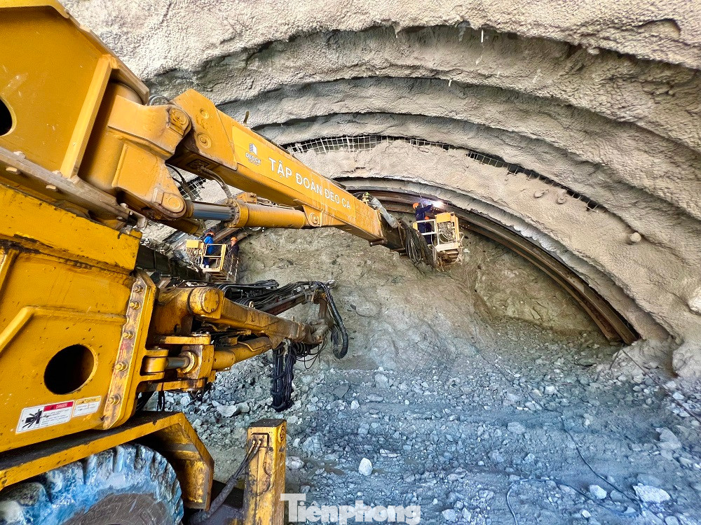 Trên tuyến cao tốc này có 3 hầm xuyên núi gồm hầm 1 hầm 2 thuộc gói XL2 và hầm 3 thuộc gói XL3. Trong đó, hầm số 1 có chiều dài 610m, hầm số 2 dài 700m và hầm số 3 là hầm cấp đặc biệt với chiều dài 3.200m.