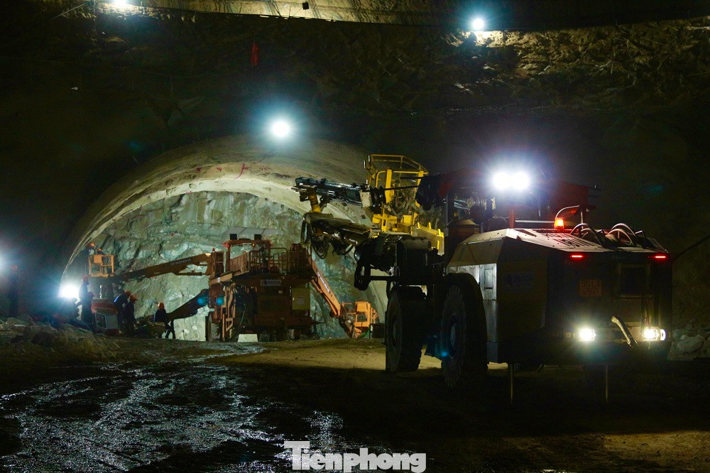 Với đặc thù thời tiết tại miền Trung, nhà thầu đã chủ động kế hoạch thi công, tranh thủ từng ngày, từng giờ, kể cả làm việc xuyên lễ khi thời tiết thuận lợi để đảm bảo tiến độ, đề phòng mùa mưa bão đang tới gần.