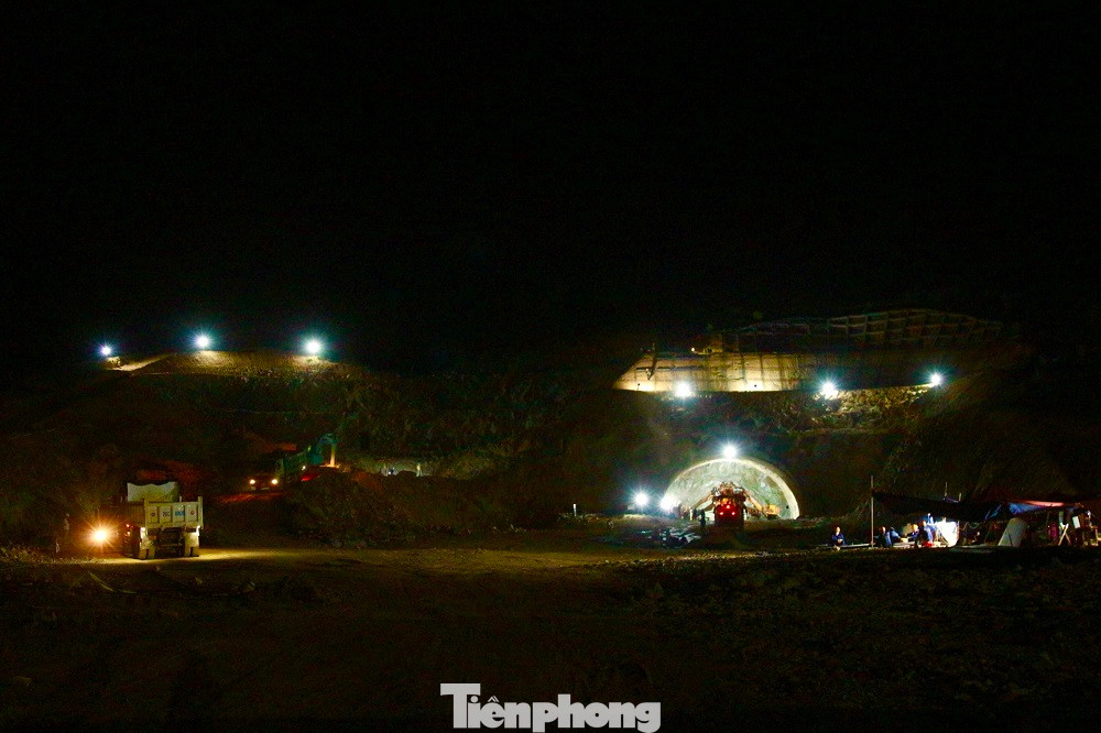 Với đặc thù thời tiết tại miền Trung, nhà thầu đã chủ động kế hoạch thi công, tranh thủ từng ngày, từng giờ, kể cả làm việc xuyên lễ khi thời tiết thuận lợi để đảm bảo tiến độ, đề phòng mùa mưa bão đang tới gần.