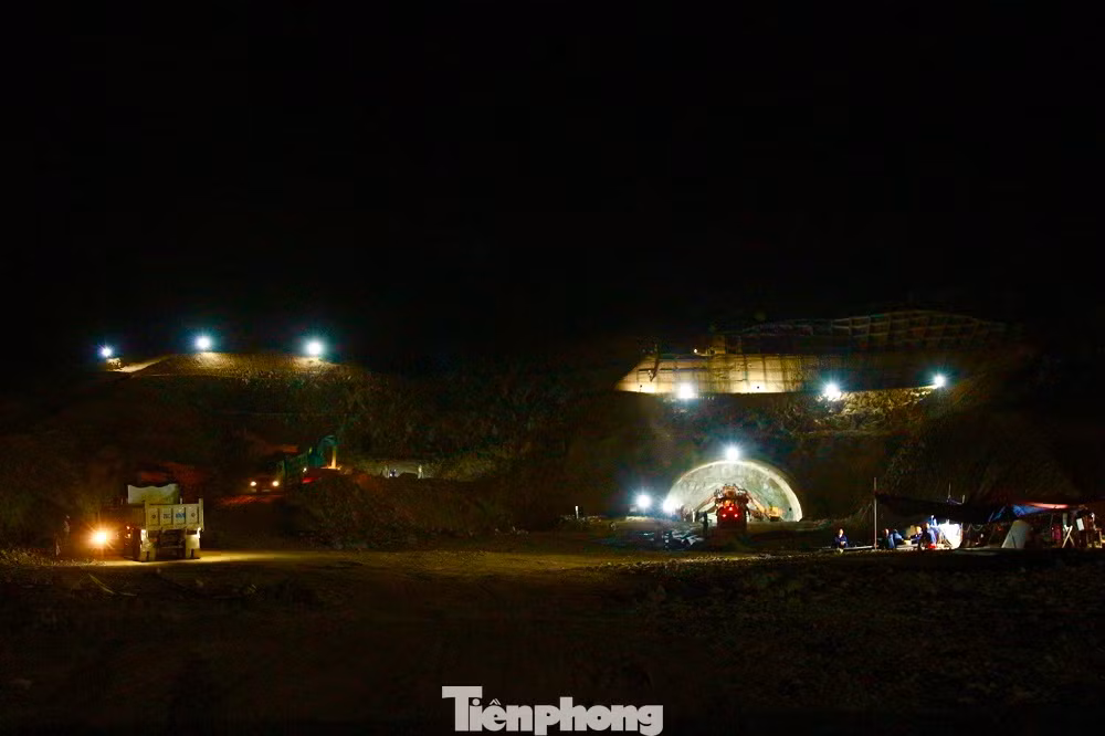 Với đặc thù thời tiết tại miền Trung, nhà thầu đã chủ động kế hoạch thi công, tranh thủ từng ngày, từng giờ, kể cả làm việc xuyên lễ khi thời tiết thuận lợi để đảm bảo tiến độ, đề phòng mùa mưa bão đang tới gần.