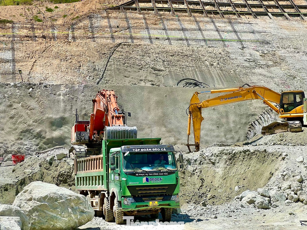 “Tại hầm số 2, theo tiến độ được phê duyệt sẽ thông hầm vào tháng 4/2024. Tuy nhiên nhờ công nghệ thi công hầm theo phương pháp mới và sự nỗ lực của ê kíp thi công, nên đến cuối 2023 chúng tôi sẽ thông hầm số 2, rút ngắn thời gian thông hầm 4 tháng”, ông Huy nói.