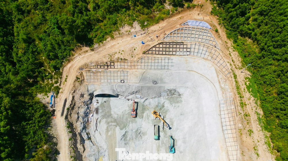 Dự án cao tốc Quảng Ngãi - Hoài Nhơn (thuộc dự án xây dựng công trình đường bộ cao tốc Bắc Nam phía đông giai đoạn 2021-2025). Đây là dự án có quy mô lớn nhất trong 12 dự án thành phần thuộc Dự án cao tốc Bắc Nam.