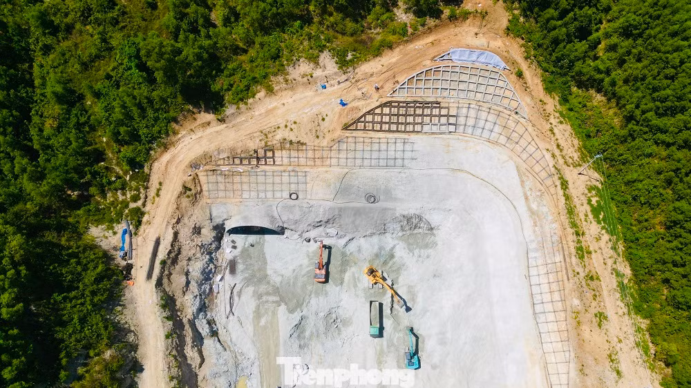 Dự án cao tốc Quảng Ngãi - Hoài Nhơn (thuộc dự án xây dựng công trình đường bộ cao tốc Bắc Nam phía đông giai đoạn 2021-2025). Đây là dự án có quy mô lớn nhất trong 12 dự án thành phần thuộc Dự án cao tốc Bắc Nam.