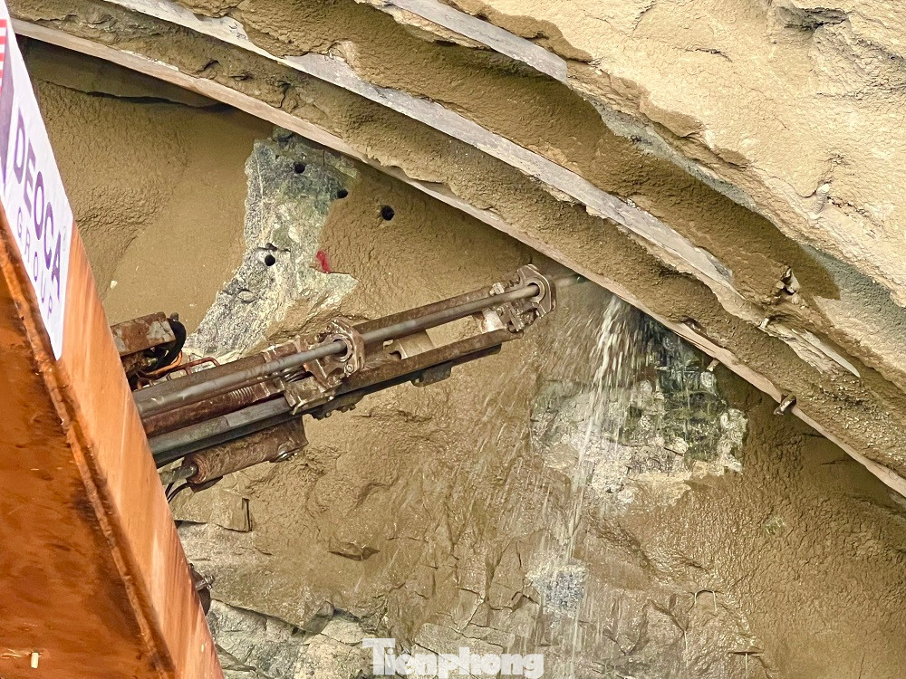 Việc sử dụng máy khoan hầm cỡ lớn theo công nghệ khoan hầm mới của Áo (NATM) được nhà thầu Đèo Cả sử dụng để gia tăng sản lượng và rút ngắn thời gian thi công, đảm bảo kế hoạch giải ngân vốn mà Bộ GTVT đề ra.