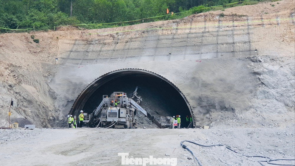 Ông Nguyễn Quang Huy – Phó Tổng Giám đốc Tập đoàn Đèo Cả cho biết, dự án đã triển khai 35 mũi thi công trên hiện trường với gần 1.800 nhân sự và gần 700 máy móc thiết bị. Hiện đã triển khai thi công đồng loạt cả 3 hầm, công tác đào cửa hầm đạt 6/6 cửa hầm. Đơn vị đang tập trung cho 2 mục tiêu chính là thông hầm số 2 và tăng sản lượng thi công.