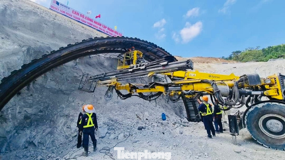 Hiện nhà thầu đang huy động tổng lực các thiết bị, máy móc chuyên dụng, làm việc hết công suất để đẩy nhanh tiến độ đến mức tối đa có thể.