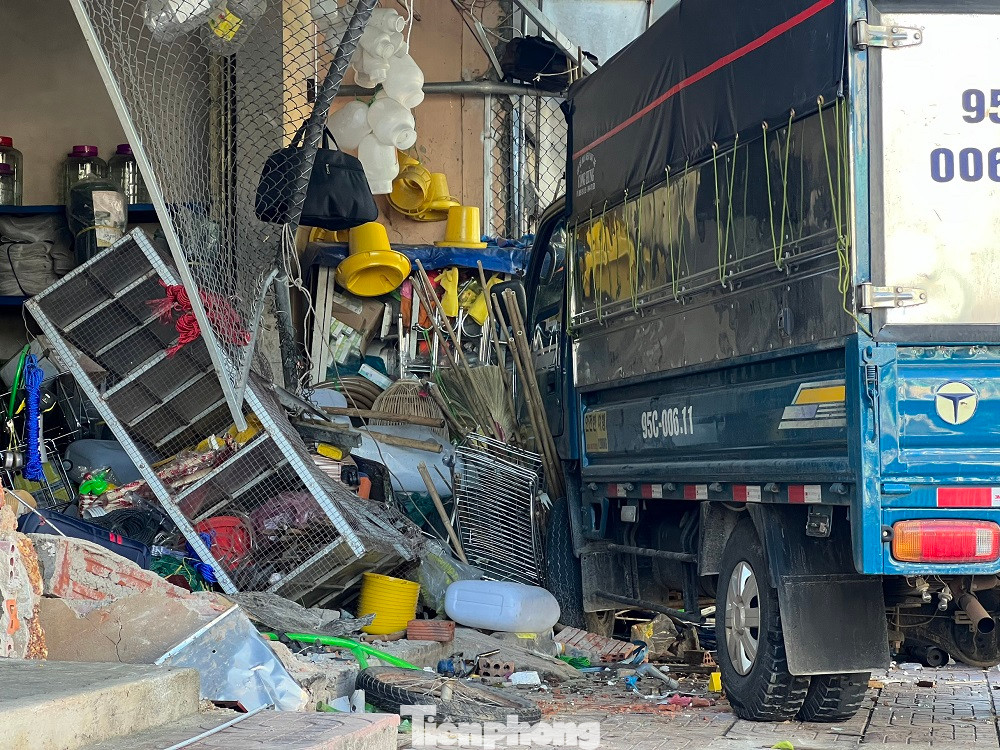 Đến 17h25 cùng ngày (21/7), lực lượng chức năng đã cẩu chiếc ô tô tải gây tai nạn rời khỏi hiện trường.