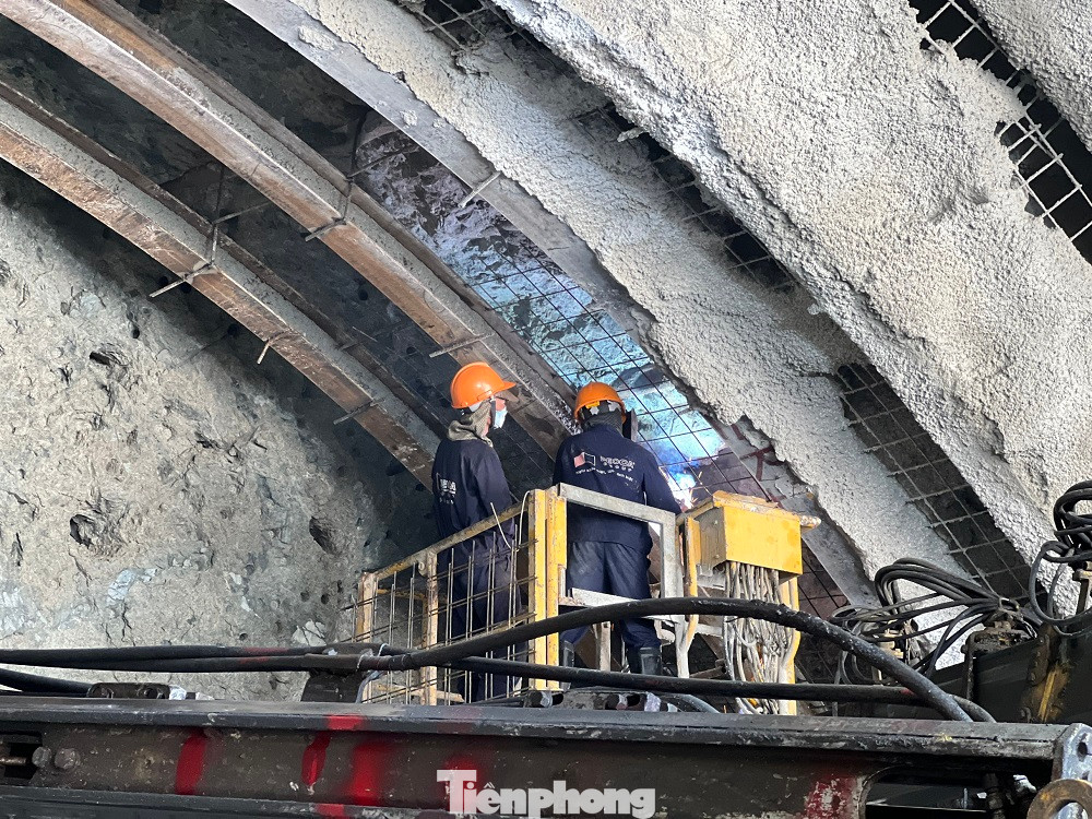 Theo ghi nhận của PV, các cửa hầm đã thi công vào sâu bên trong khoảng hơn 10m, các công nhân làm việc 24/24. Tại cửa hầm số 2 phía Bắc (thuộc xã Phổ Cường, thị xã Đức Phổ, tỉnh Quảng Ngãi), hàng chục cán bộ kỹ thuật, công nhân và máy móc chuyên dụng đang miệt mài làm việc.