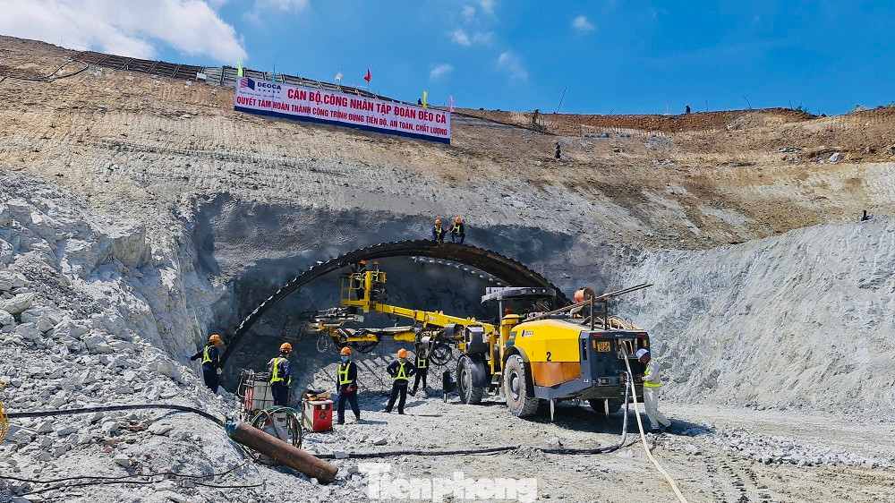 Hiện nhà thầu đang huy động tổng lực các thiết bị, máy móc chuyên dụng, làm việc hết công suất để đẩy nhanh tiến độ đến mức tối đa có thể.