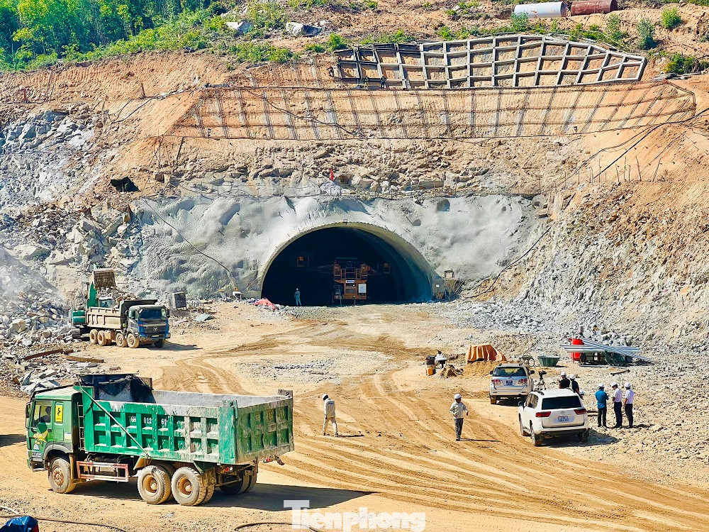 Dự án có chiều dài 88km, tổng mức đầu tư hơn 20.400 tỷ đồng. Trong đó đoạn qua địa phận tỉnh Quảng Ngãi dài 60,3km, qua tỉnh Bình Định dài 27,7km. Giai đoạn 1, cao tốc Quảng Ngãi - Hoài Nhơn có quy mô 4 làn xe, vận tốc 80km/h. Dự án do Ban Quản lý dự án 2 (Bộ GTVT) làm chủ đầu tư.