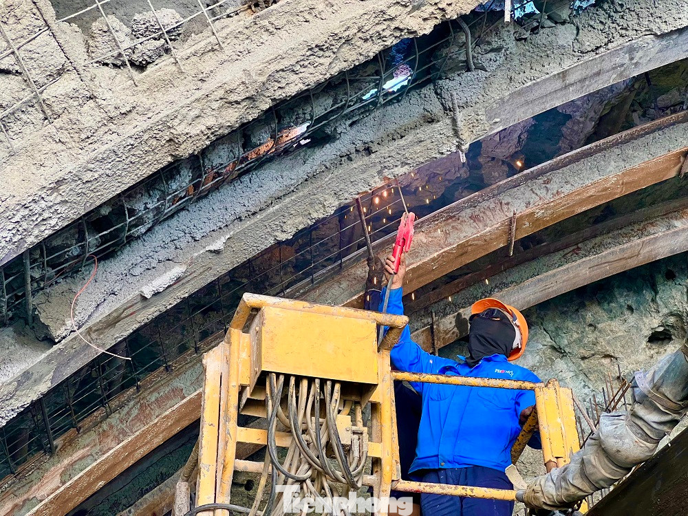 Theo ghi nhận của PV, các cửa hầm đã thi công vào sâu bên trong khoảng hơn 10m, các công nhân làm việc 24/24. Tại cửa hầm số 2 phía Bắc (thuộc xã Phổ Cường, thị xã Đức Phổ, tỉnh Quảng Ngãi), hàng chục cán bộ kỹ thuật, công nhân và máy móc chuyên dụng đang miệt mài làm việc.