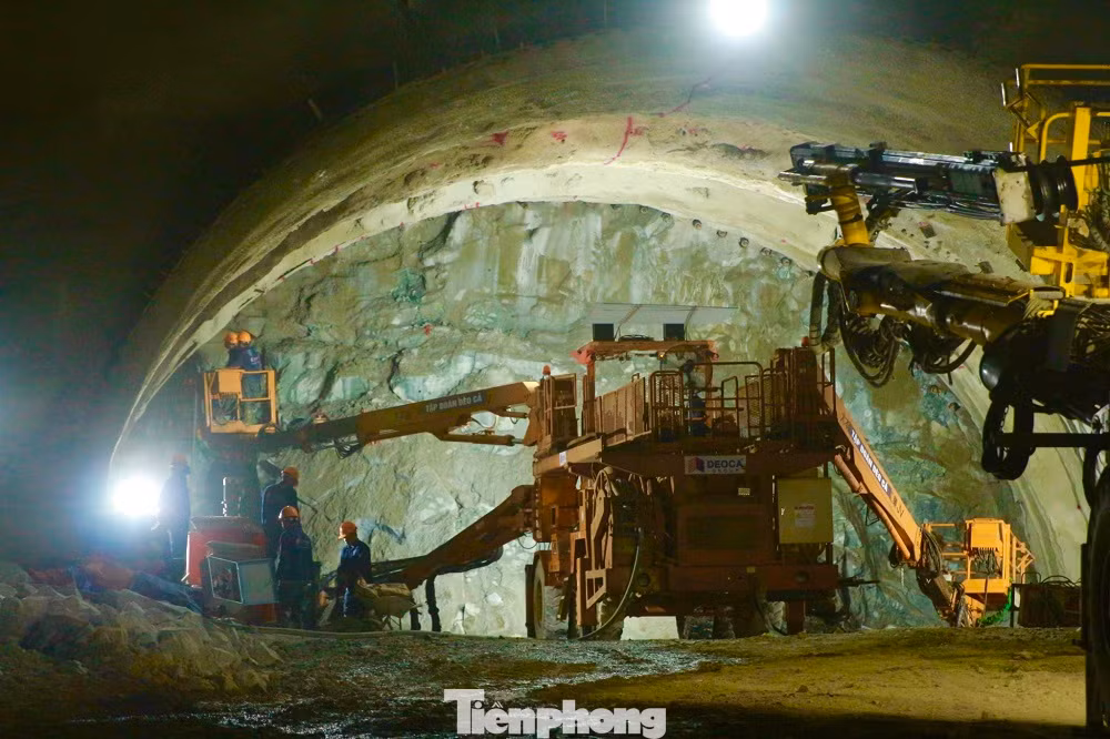 Với đặc thù thời tiết tại miền Trung, nhà thầu đã chủ động kế hoạch thi công, tranh thủ từng ngày, từng giờ, kể cả làm việc xuyên lễ khi thời tiết thuận lợi để đảm bảo tiến độ, đề phòng mùa mưa bão đang tới gần.