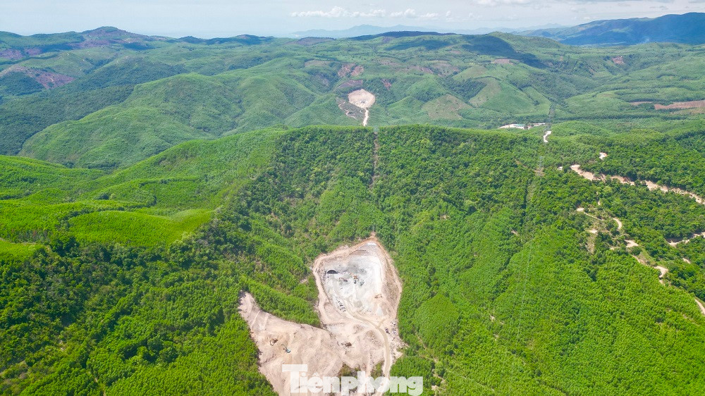 Dự án cao tốc Quảng Ngãi - Hoài Nhơn (thuộc dự án xây dựng công trình đường bộ cao tốc Bắc Nam phía đông giai đoạn 2021-2025). Đây là dự án có quy mô lớn nhất trong 12 dự án thành phần thuộc Dự án cao tốc Bắc Nam.