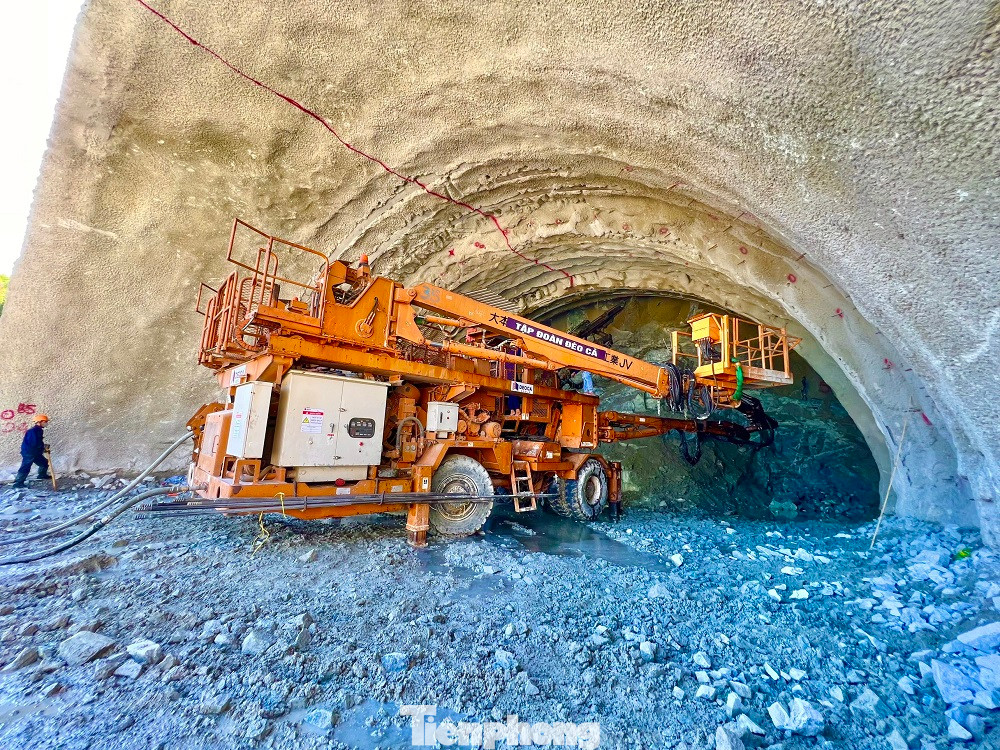 Cũng theo ông Huy, tập đoàn Đèo Cả đã làm chủ công nghệ thi công hầm theo phương pháp NATM (New Austrian Tunneling Method) - đào hầm bằng phương pháp khoan nổ, được chống đỡ bằng néo kết hợp với bê tông phun. Đồng thời cũng cải tiến phương pháp thi công để rút ngắn tiến độ thông hầm.