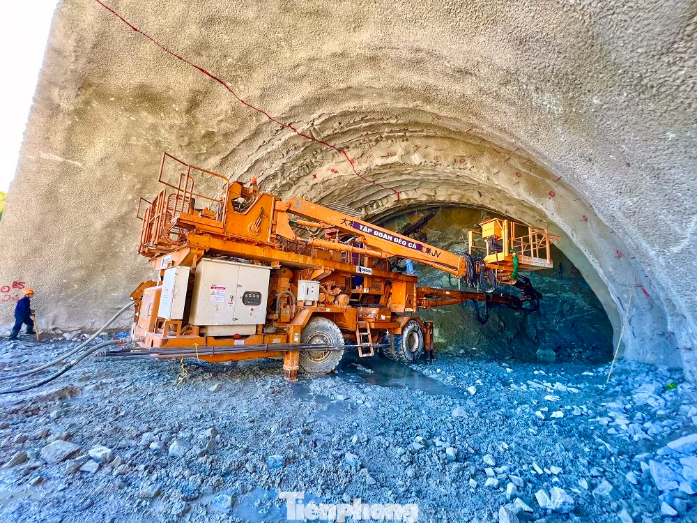 Cũng theo ông Huy, tập đoàn Đèo Cả đã làm chủ công nghệ thi công hầm theo phương pháp NATM (New Austrian Tunneling Method) - đào hầm bằng phương pháp khoan nổ, được chống đỡ bằng néo kết hợp với bê tông phun. Đồng thời cũng cải tiến phương pháp thi công để rút ngắn tiến độ thông hầm.