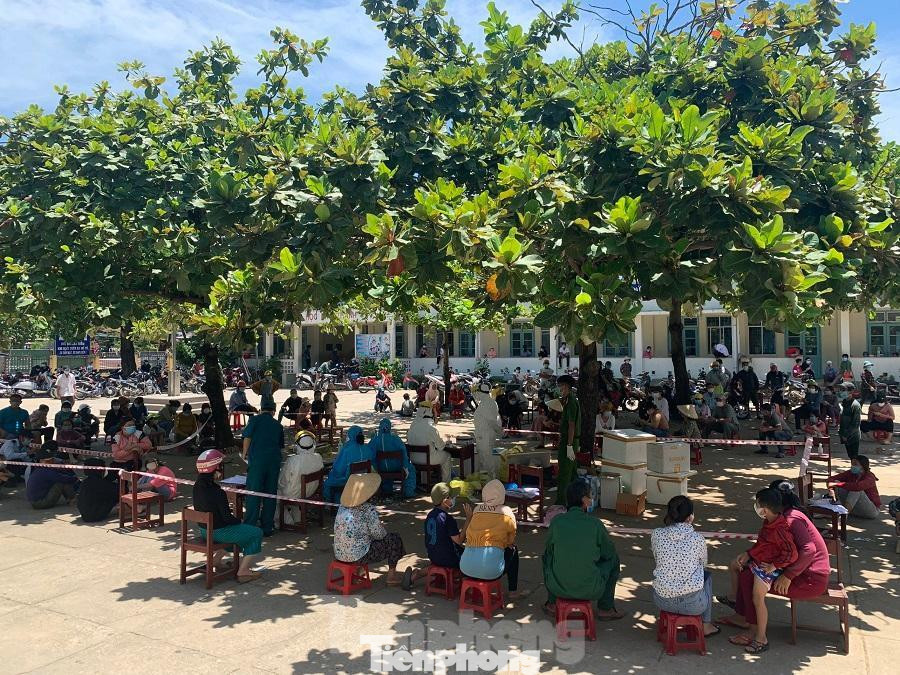 Biến thể đang gây dịch trong nước và khả năng tại tỉnh Quảng Ngãi là biến thể Delta, đây là biến thể có tốc độ lây lan rất nhanh, rất khó kiểm soát. Ảnh: Nguyễn Ngọc Biến thể đang gây dịch trong nước và khả năng tại tỉnh Quảng Ngãi là biến thể Delta, đây là biến thể có tốc độ lây lan rất nhanh, rất khó kiểm soát. Ảnh: Nguyễn Ngọc