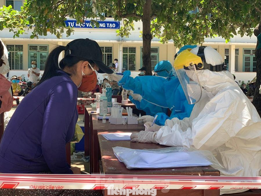 Qua sàng lọc nhanh, phát hiện 4 ca bệnh ở cộng đồng chưa rõ nguồn lây, chưa xác định được F0. Ảnh: Nguyễn Ngọc Qua sàng lọc nhanh, phát hiện 4 ca bệnh ở cộng đồng chưa rõ nguồn lây, chưa xác định được F0. Ảnh: Nguyễn Ngọc