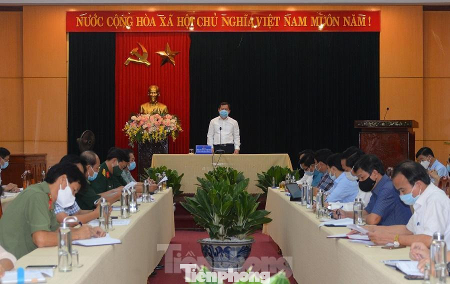 Chủ tịch UBND tỉnh Quảng Ngãi Đặng Văn Minh chủ trì cuộc họp khẩn vào sáng 28/6. Ảnh: Nguyễn Ngọc Chủ tịch UBND tỉnh Quảng Ngãi Đặng Văn Minh chủ trì cuộc họp khẩn vào sáng 28/6. Ảnh: Nguyễn Ngọc