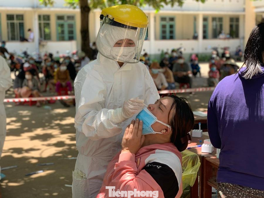 Lấy mẫu xét nghiệm cho người dân thị xã Đức Phổ, Quảng Ngãi.