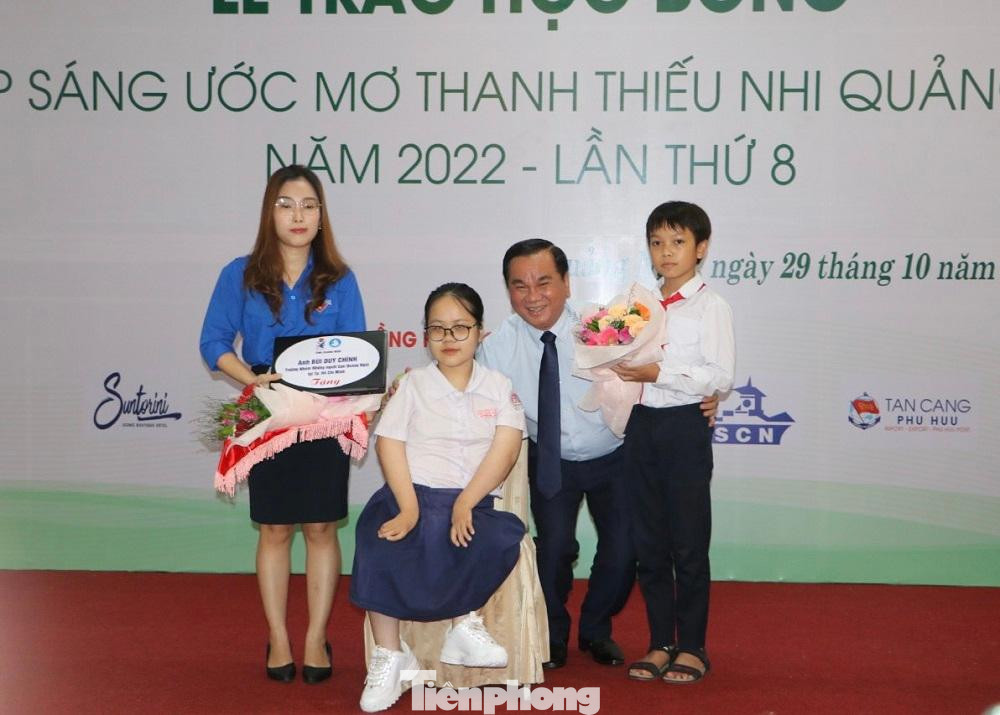 Ông Bùi Duy Chính - Trưởng nhóm những người bạn Quảng Ngãi tại TPHCM trao tặng học bổng cho các em học sinh nghèo vượt khó. Ông Bùi Duy Chính - Trưởng nhóm những người bạn Quảng Ngãi tại TPHCM trao tặng học bổng cho các em học sinh nghèo vượt khó.
