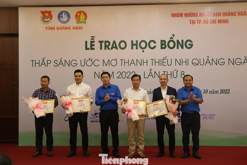 Tỉnh Đoàn Quảng Ngãi trao tặng bằng khen nhóm và các nhà tài trợ Tỉnh Đoàn Quảng Ngãi trao tặng bằng khen nhóm và các nhà tài trợ