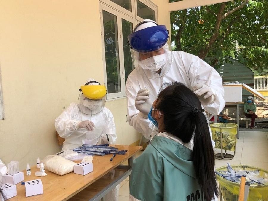 Ngành y tế Quảng Ngãi xét nghiệm những người từng tiếp xúc với các bệnh nhân vừa được công bố. Ngành y tế Quảng Ngãi xét nghiệm những người từng tiếp xúc với các bệnh nhân vừa được công bố.