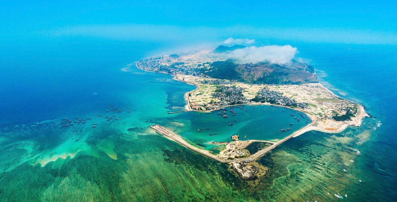 Huyện đảo Lý Sơn (tỉnh Quảng Ngãi) nhìn từ trên cao. Huyện đảo Lý Sơn (tỉnh Quảng Ngãi) nhìn từ trên cao.
