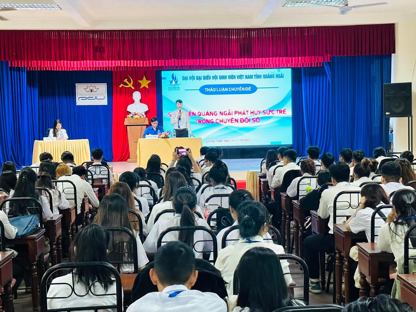 Các đại biểu tham gia thảo luận 2 chuyên đề. Các đại biểu tham gia thảo luận 2 chuyên đề.