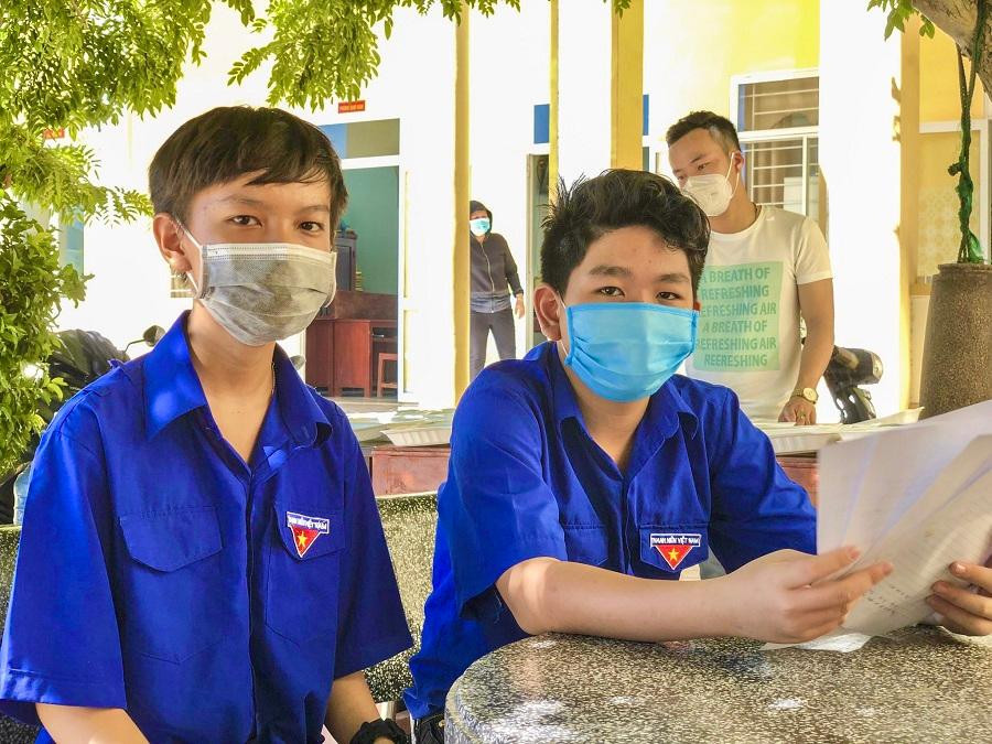 Em Nguyễn Anh Kiệt 14 tuổi và Huỳnh Ngọc Ánh Quốc 12 tuổi (từ trái sang) cùng tình nguyện tham gia chống dịch trong khu cách ly