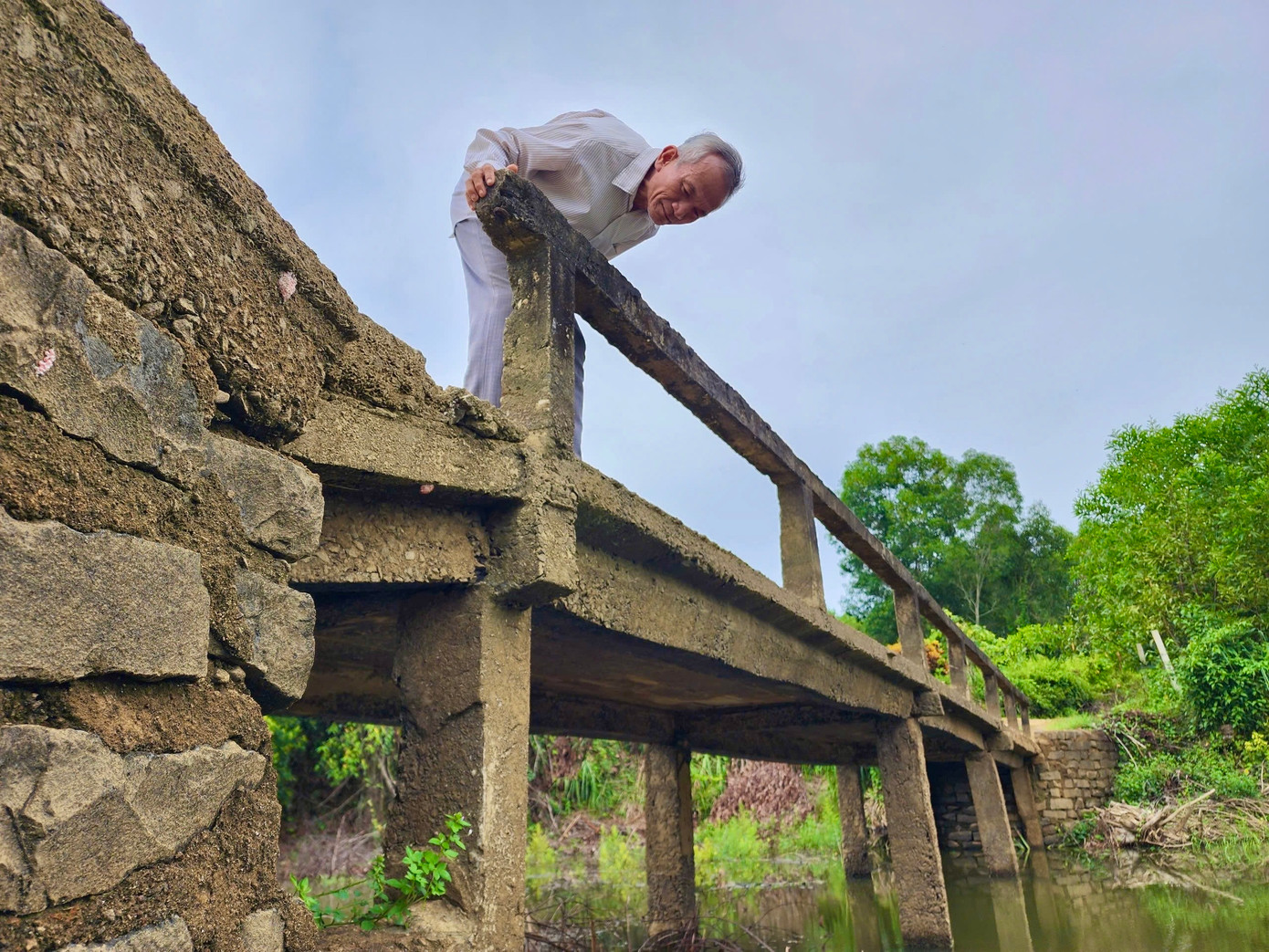 Sau nhiều năm đưa vào sử dụng cầu Thời hiện đã xuống cấp, hư hỏng nghiêm trọng.