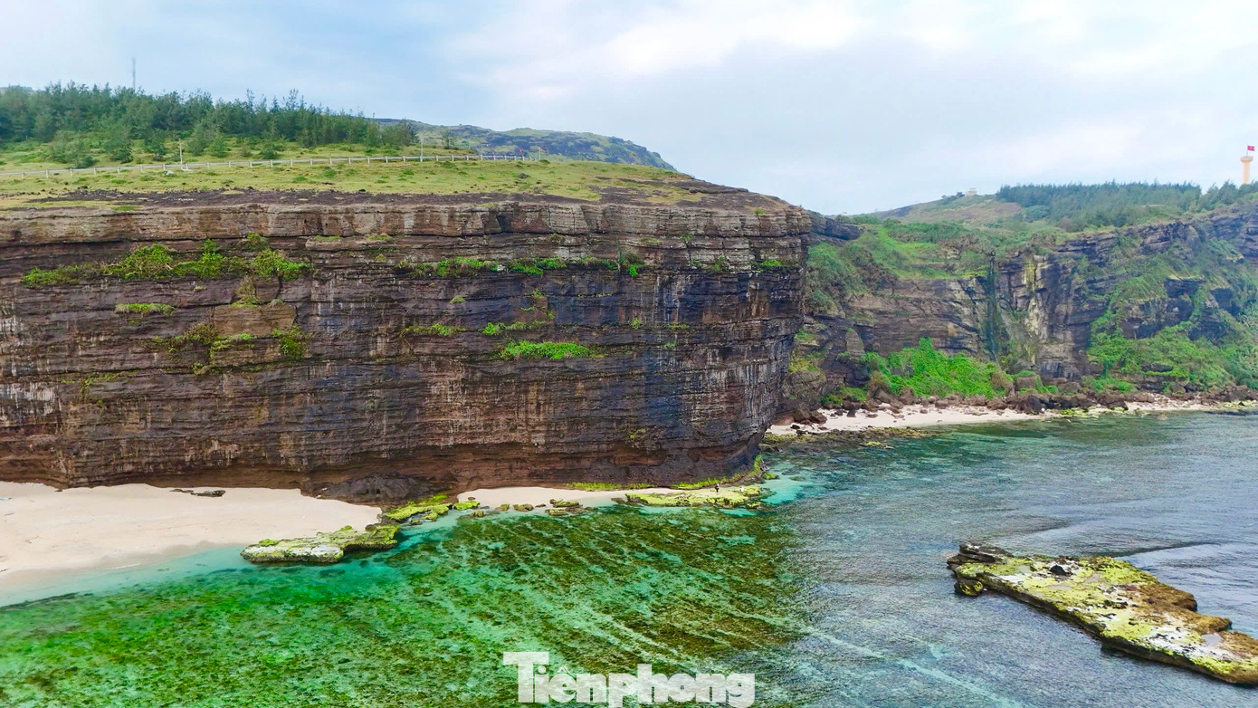 Đến với Lý Sơn vào thời gian này, du khách có thể chiêm ngưỡng thảm rêu xanh tại nhiều địa điểm khác nhau, trong đó nổi bật nhất là Hang Câu, cổng Tò Vò, phía trước Chùa Hang… khu vực bãi biển An Bình (đảo Bé). Ảnh: Nguyễn Ngọc.