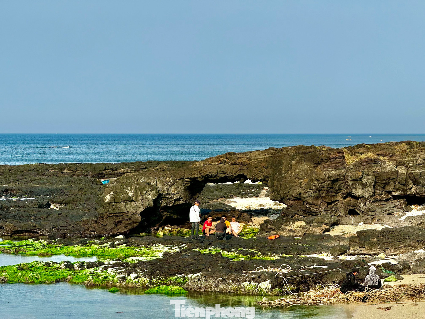 Nhiều bạn trẻ check-in trên “thảm rêu” ở thắng cảnh Hang Câu và Cổng Tò Vò. Ảnh: Nguyễn Ngọc.