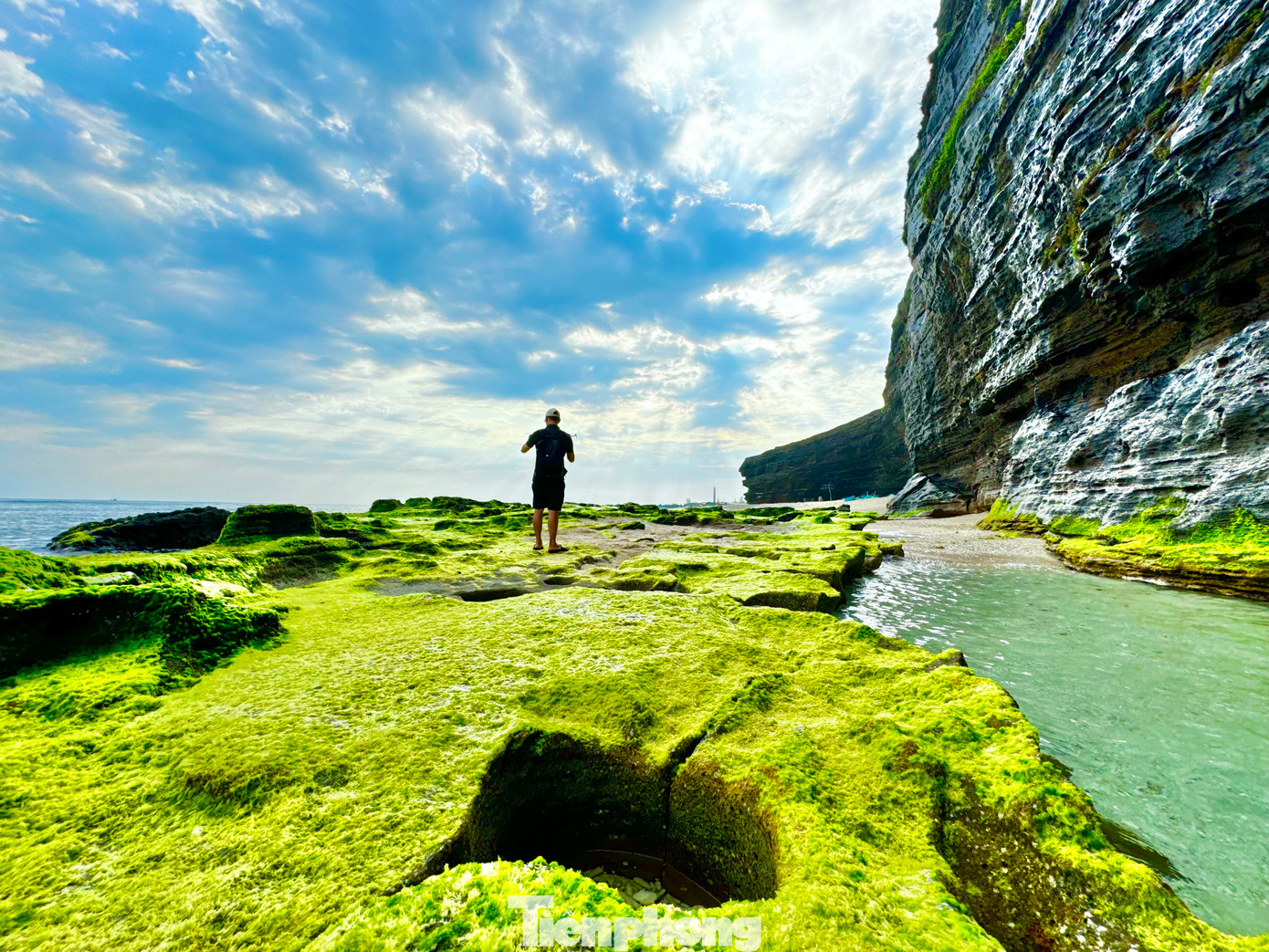 Thắng cảnh Hang Câu (huyện đảo Lý Sơn, tỉnh Quảng Ngãi). Thắng cảnh Hang Câu (huyện đảo Lý Sơn, tỉnh Quảng Ngãi).