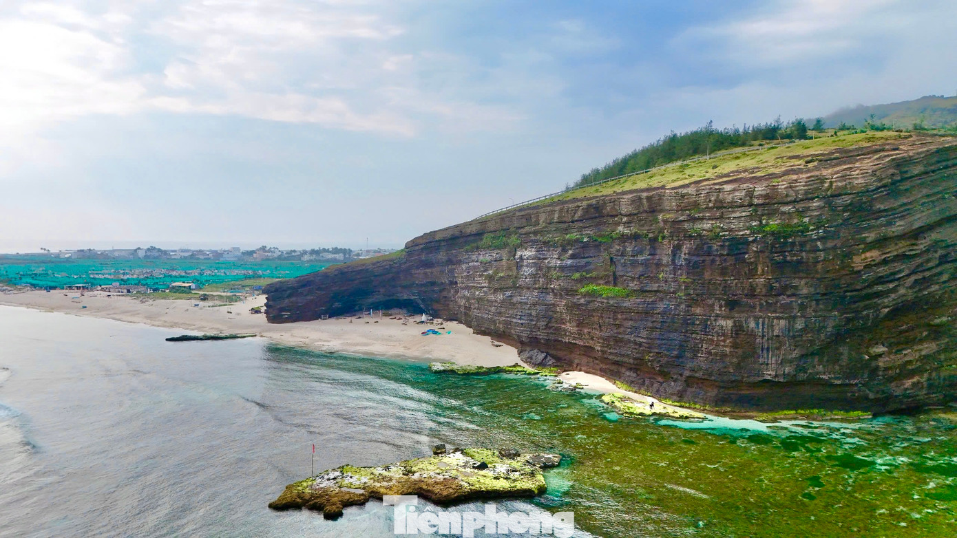 Huyện đảo Lý Sơn nằm về phía đông bắc tỉnh Quảng Ngãi, cách đất liền 15 hải lý. Huyện có diện tích khoảng 10,3 km2 với trên 22.000 dân. Huyện Lý Sơn bao gồm đảo Lớn và đảo Bé. Khu vực này hiện còn vết tích của 10 miệng núi lửa, trong đó có 3 miệng núi lửa nằm dưới đáy biển. Các miệng núi lửa được hình thành cách đây khoảng 25-30 triệu năm. Ảnh: Nguyễn Ngọc.