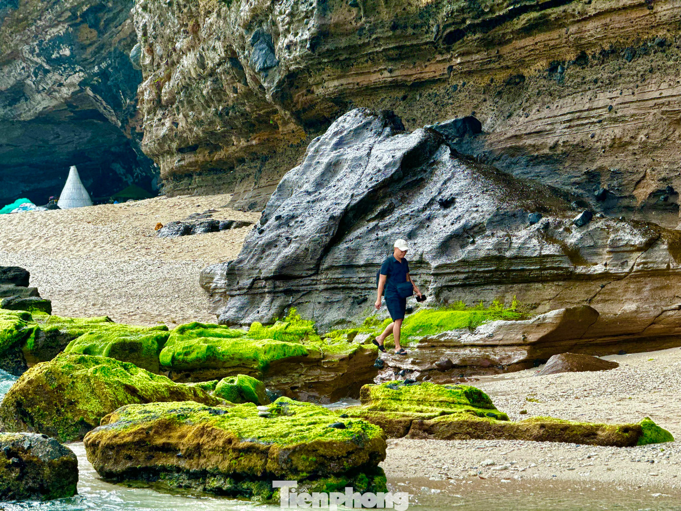 Màu xanh tươi mát của rêu hòa cùng sắc đen của đá núi lửa và làn nước biển trong vắt tạo nên một bức tranh thiên nhiên đầy mê hoặc. Ảnh: Nguyễn Ngọc.