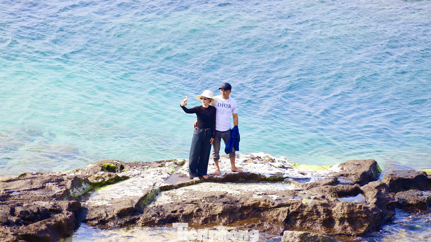 Nhiều bạn trẻ check-in trên “thảm rêu” ở thắng cảnh Hang Câu và Cổng Tò Vò. Ảnh: Nguyễn Ngọc.