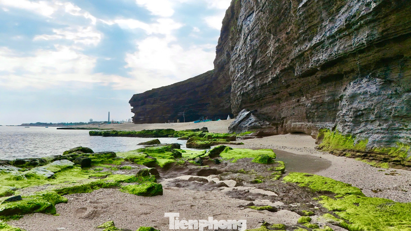 Nằm dưới chân núi Thới Lới, thắng cảnh Hang Câu là một trong những nơi có thảm rêu xanh đẹp nhất. Những lớp rêu phủ kín các tảng đá lớn, tạo nên một khung cảnh xanh mướt giữa biển trời rộng lớn. Ảnh: Nguyễn Ngọc.