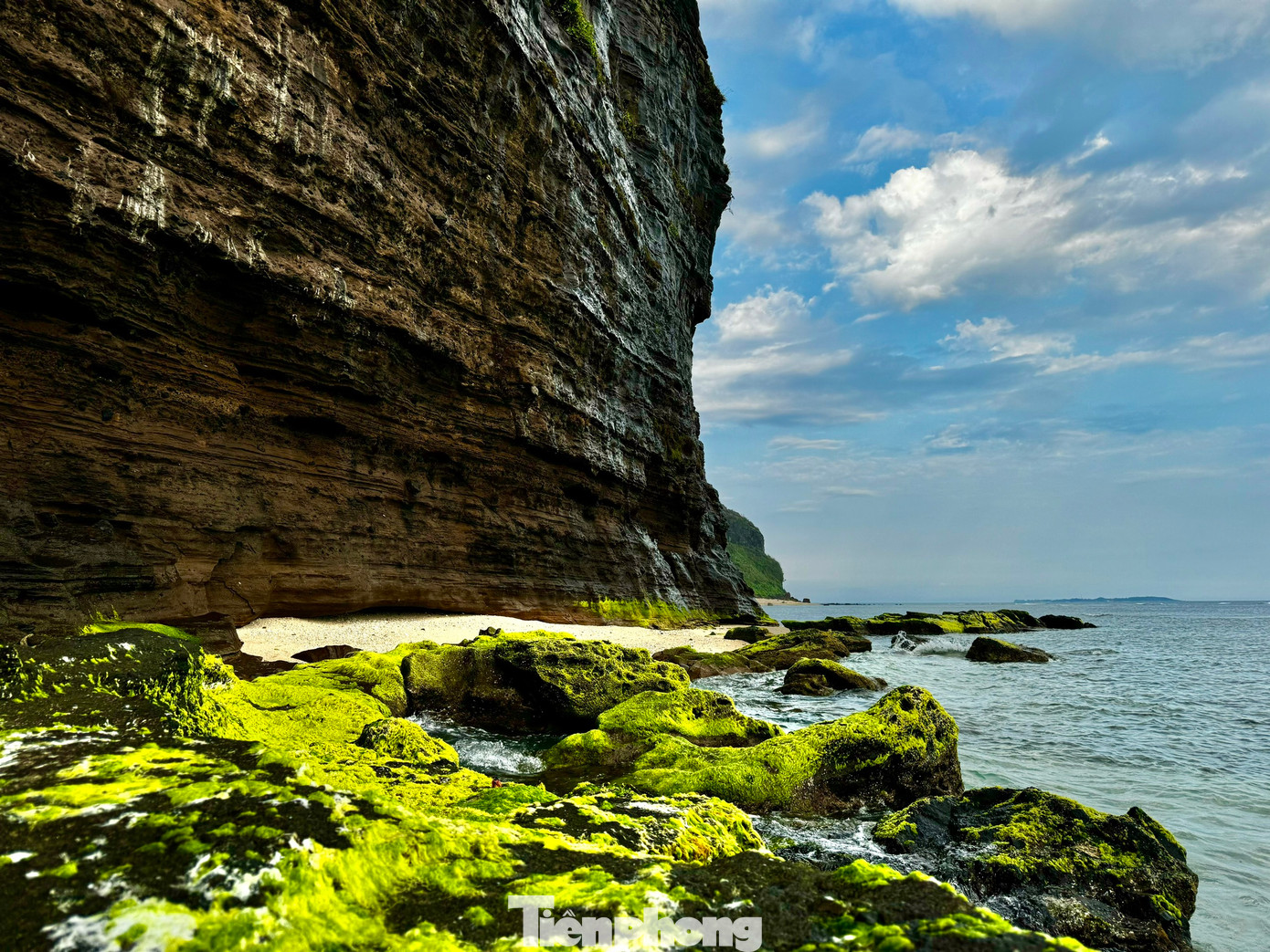 Màu xanh tươi mát của rêu hòa cùng sắc đen của đá núi lửa và làn nước biển trong vắt tạo nên một bức tranh thiên nhiên đầy mê hoặc. Ảnh: Nguyễn Ngọc.