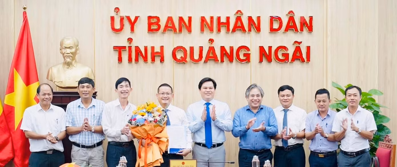 Trao quyết định và chúc mừng tân Phó Giám đốc Sở NN&amp;PTNT Nguyễn Đức Bình