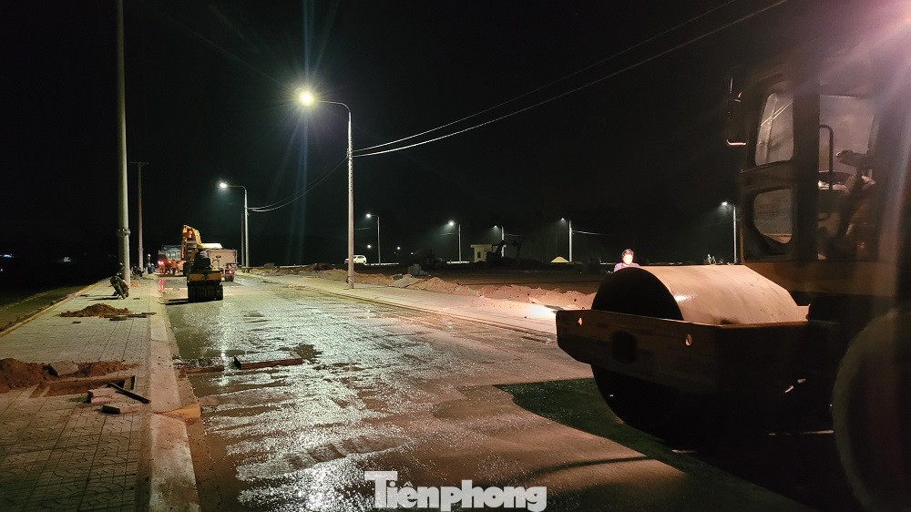 Các khu tái định cư phục vụ cao tốc Bắc Nam đoạn qua Quảng Ngãi thi công xuyên đêm để kịp tiến độ đề ra.