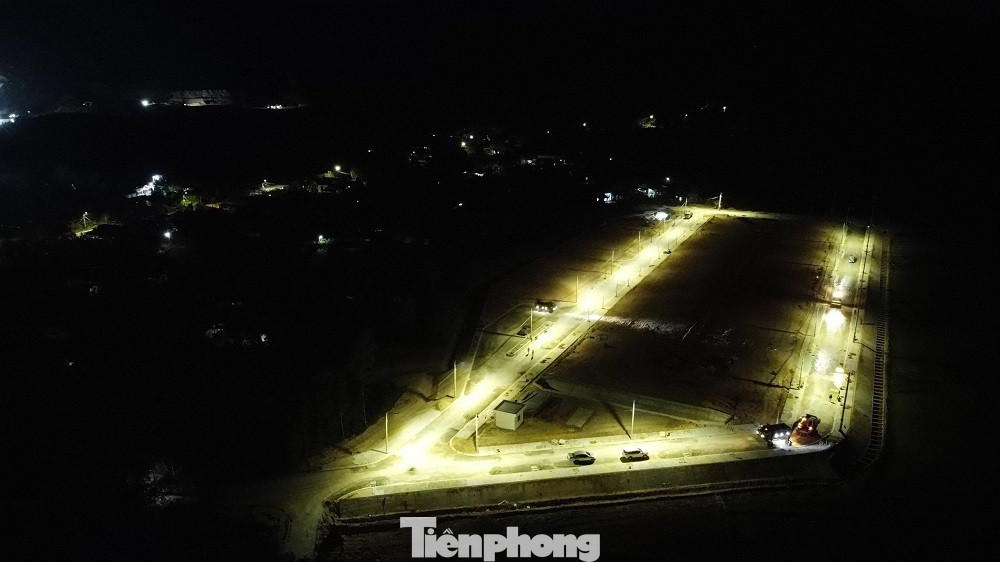 Các khu tái định cư phục vụ cao tốc Bắc Nam đoạn qua Quảng Ngãi thi công xuyên đêm để kịp tiến độ đề ra.
