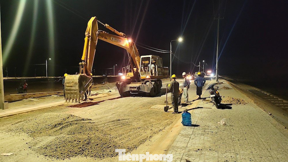 Các khu tái định cư phục vụ cao tốc Bắc Nam đoạn qua Quảng Ngãi thi công xuyên đêm để kịp tiến độ đề ra.