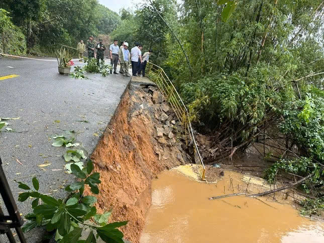Sạt lở ăn sâu vào mặt đường trên tuyến tỉnh lộ 624B vào tháng 11/2024.
