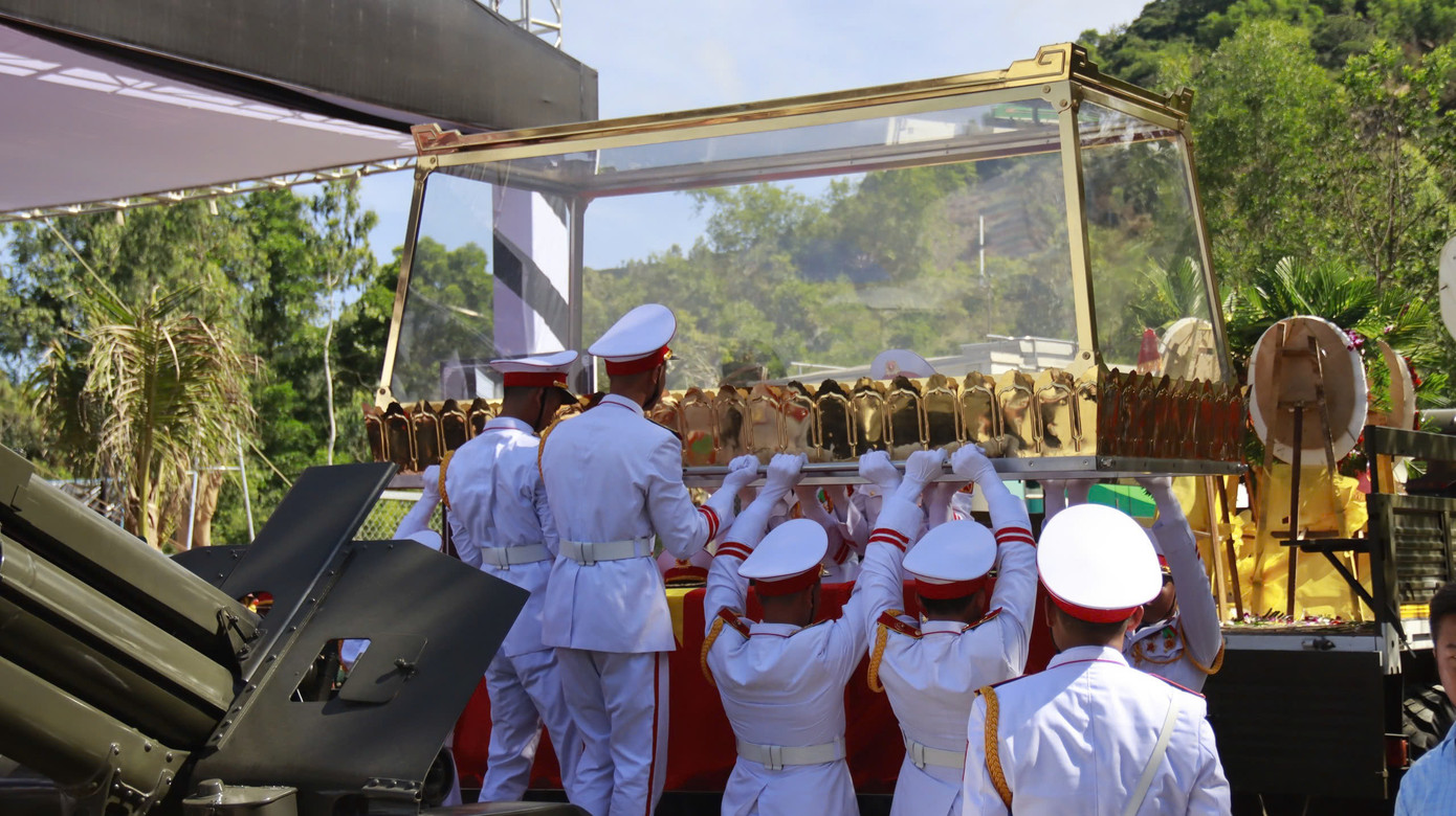 Đoàn nghi lễ tiến hành đưa linh cữu nguyên Chủ tịch nước Trần Đức Lương vào bên trong để thực hiện nghi lễ an táng.