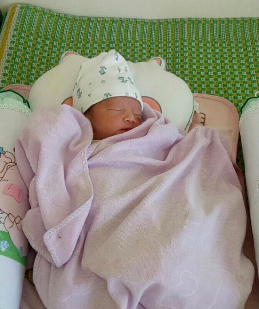 Bé trai sau khi sinh sẽ được ở 1 phòng riêng biệt, lấy sữa mẹ cho cháu bú để ngăn nguy cơ lây nhiễm COVID-19 cho cháu.