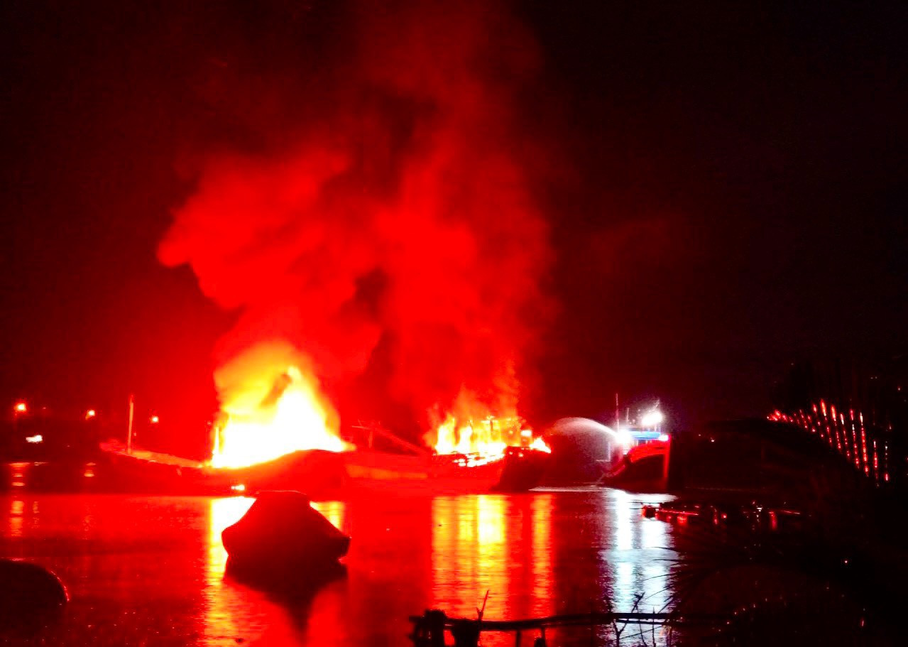 Hiện trường vụ cháy hai tàu cá. Hiện trường vụ cháy hai tàu cá.