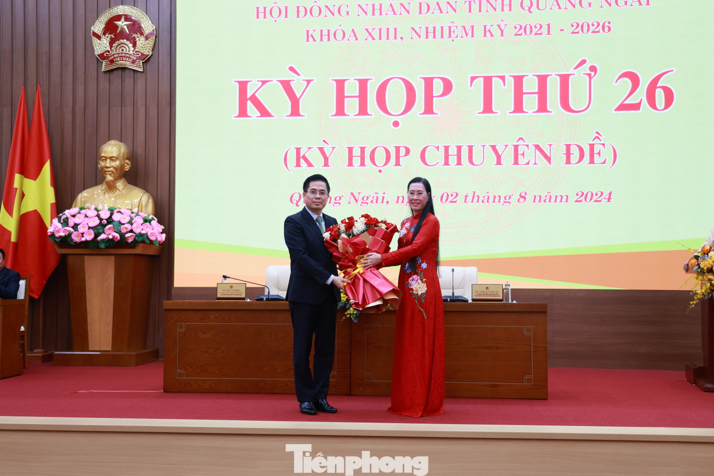 Bí thư Tỉnh ủy Quảng Ngãi Bùi Thị Quỳnh Vân tặng hoa chúc mừng ông Nguyễn Hoàng Giang.