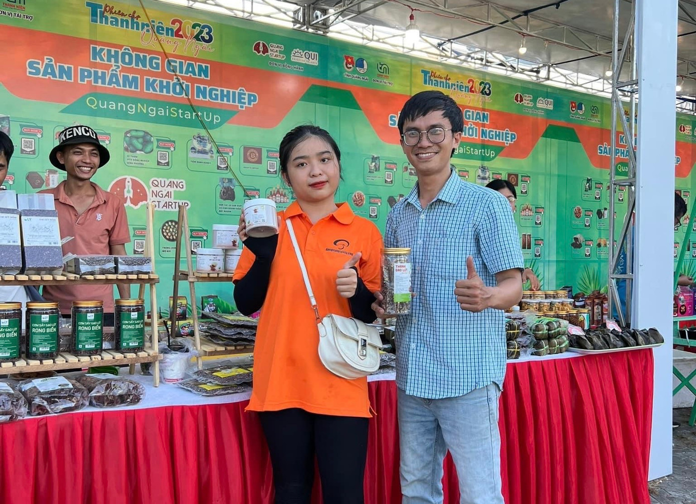 Sản phẩm khởi nghiệp của anh Bạch Thanh Phú được bày bán tại phiên chợ thanh niên do Tỉnh Đoàn Quảng Ngãi tổ chức. Sản phẩm khởi nghiệp của anh Bạch Thanh Phú được bày bán tại phiên chợ thanh niên do Tỉnh Đoàn Quảng Ngãi tổ chức.