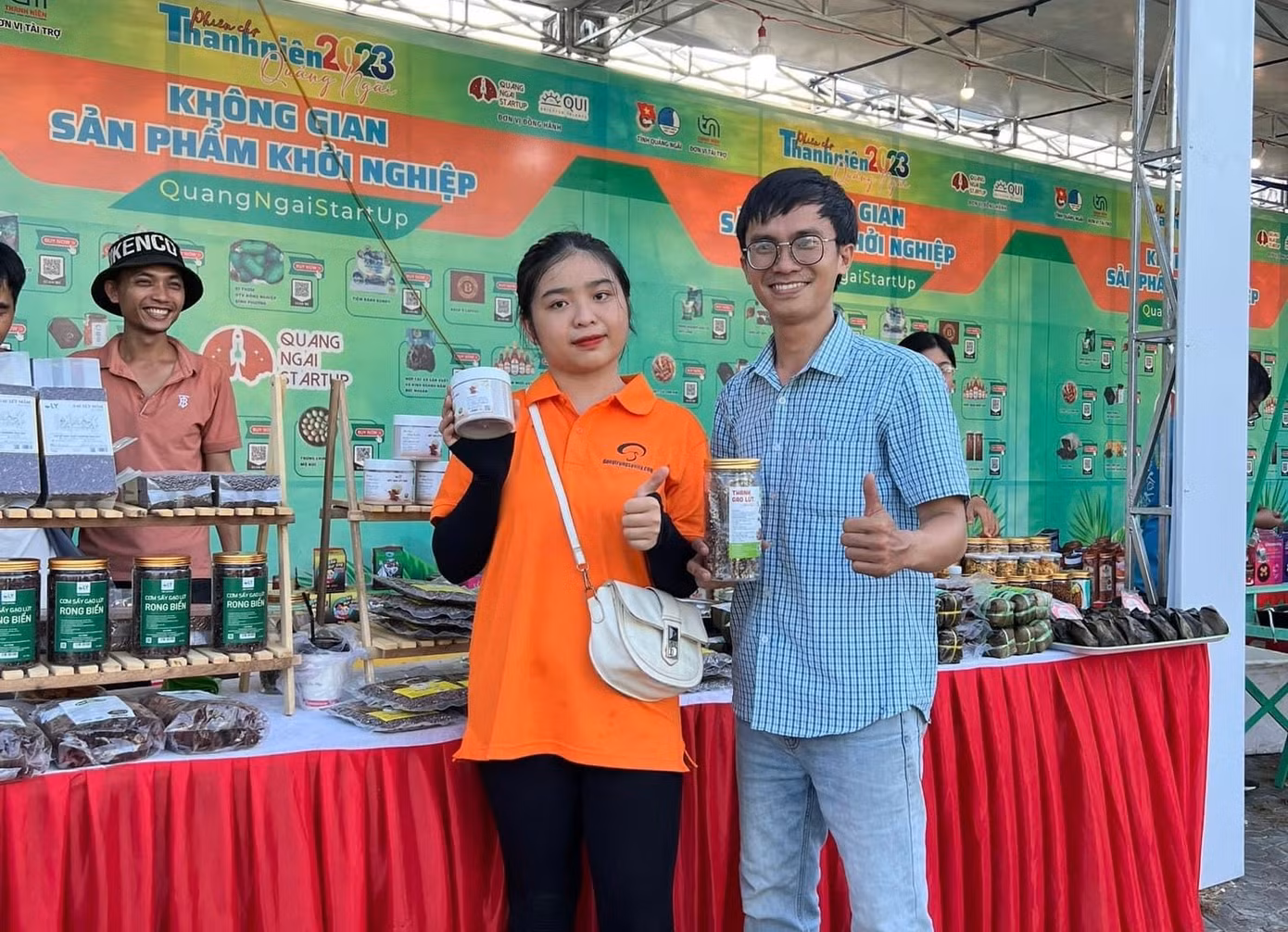 Sản phẩm khởi nghiệp của anh Bạch Thanh Phú được bày bán tại phiên chợ thanh niên do Tỉnh Đoàn Quảng Ngãi tổ chức.